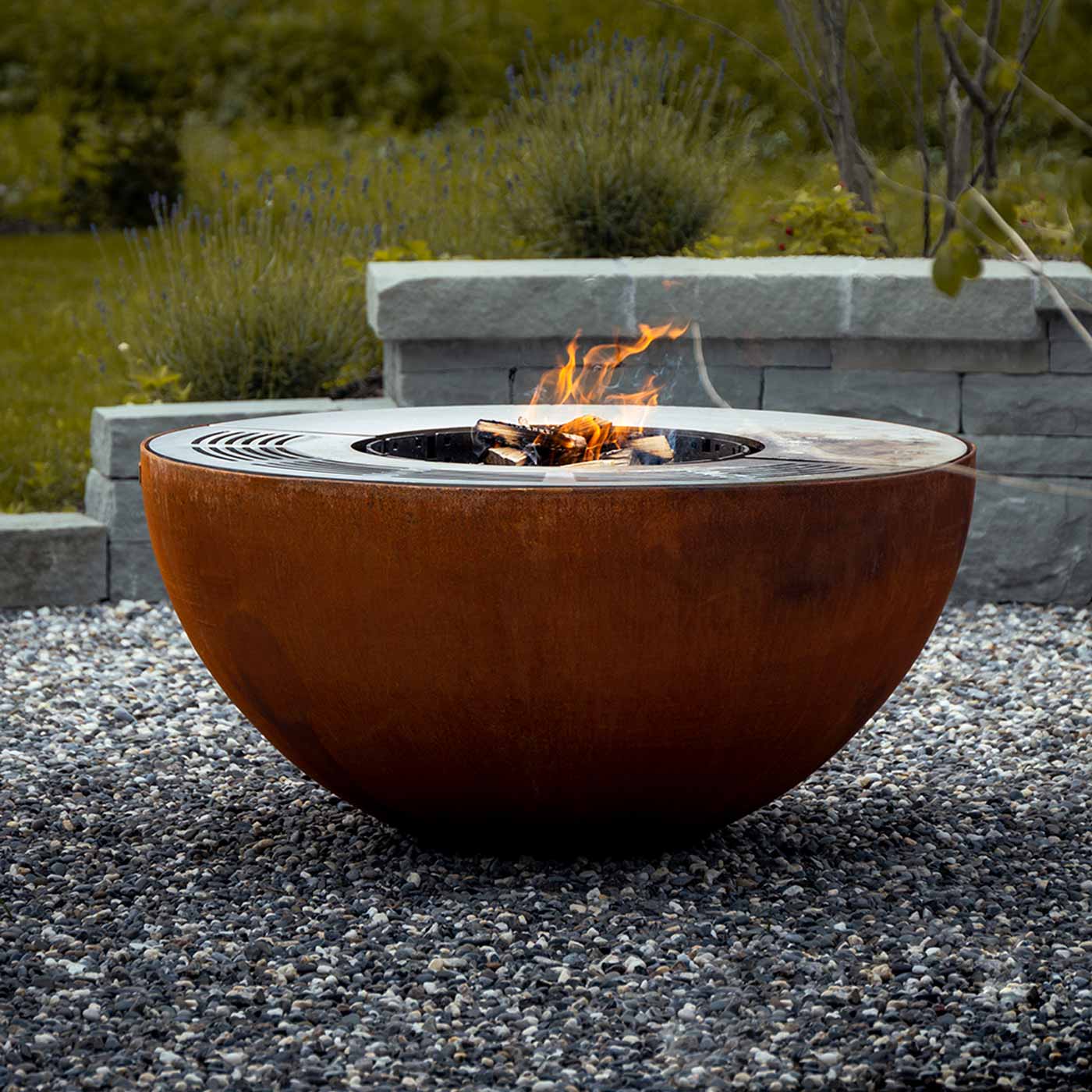 Höhenverstellbare Feuerschale mit Grillring und Alpaufzug Creasteel