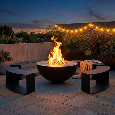 Schöne Feuerstelle mit Feuerschale und Sitzbank